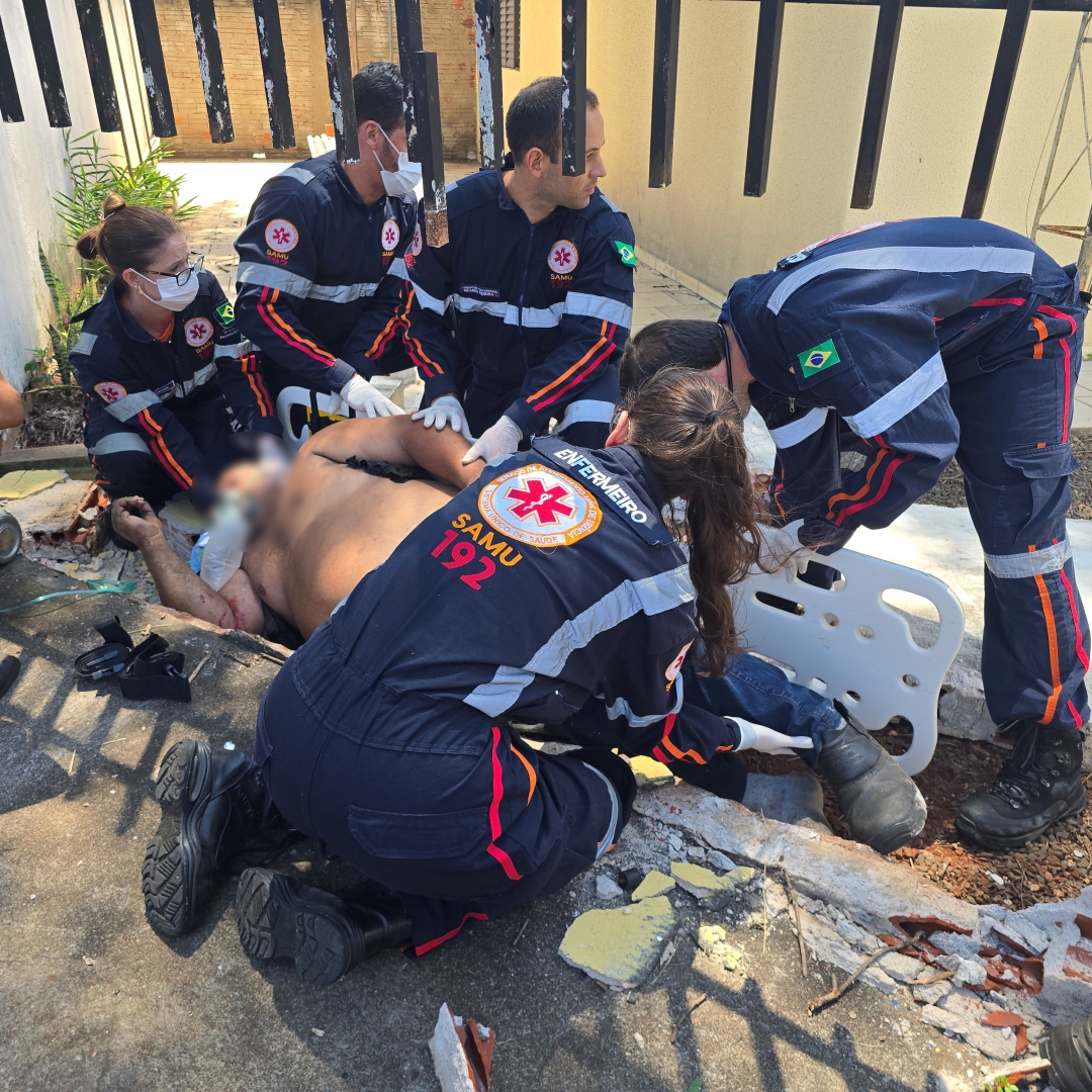 Motociclista é lançado contra muro e derruba estrutura após caminhão invadir preferencial em Maringá