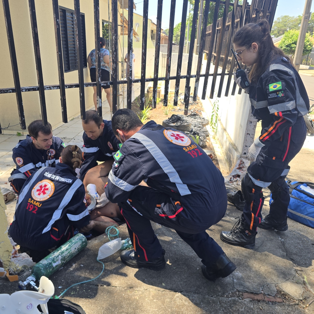 Motociclista é lançado contra muro e derruba estrutura após caminhão invadir preferencial em Maringá