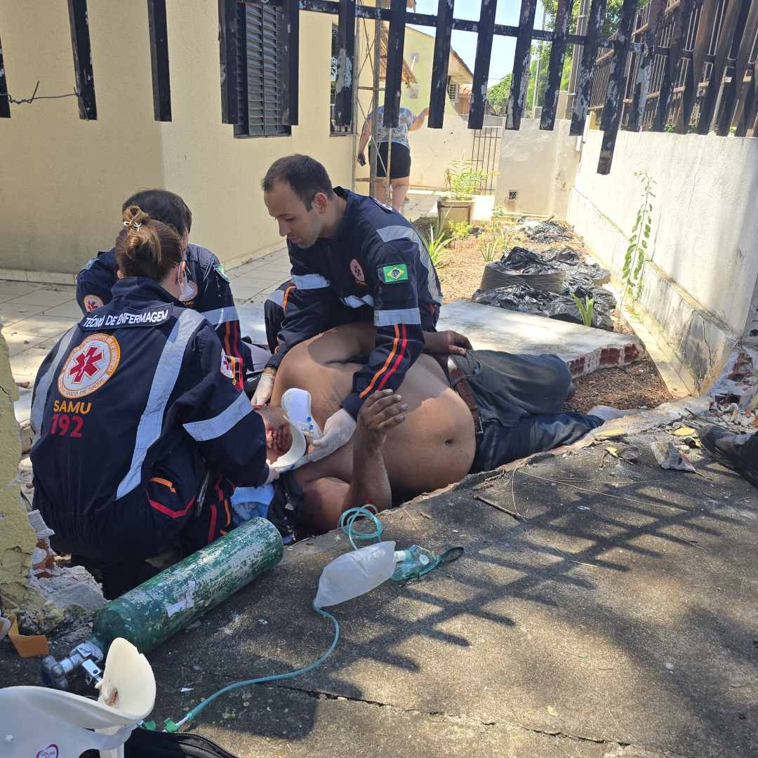 Motociclista é lançado contra muro e derruba estrutura após caminhão invadir preferencial em Maringá