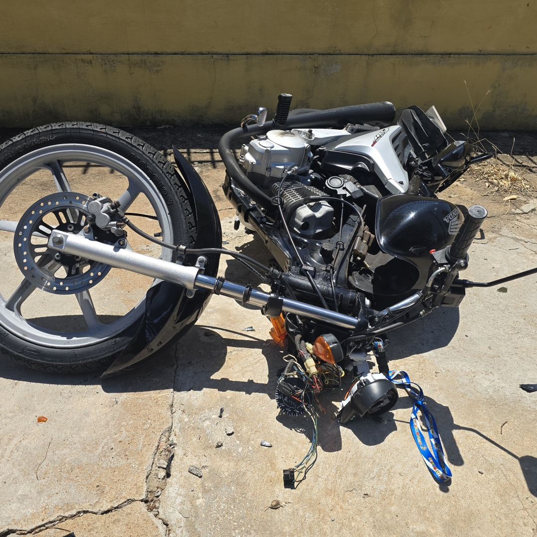 Motociclista é lançado contra muro e derruba estrutura após caminhão invadir preferencial em Maringá