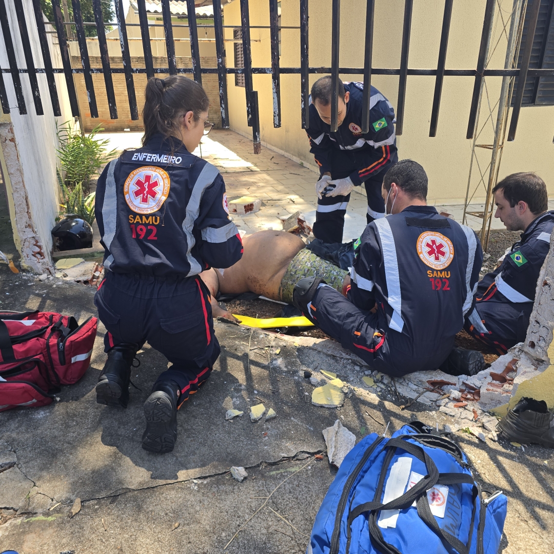 Motociclista é lançado contra muro e derruba estrutura após caminhão invadir preferencial em Maringá
