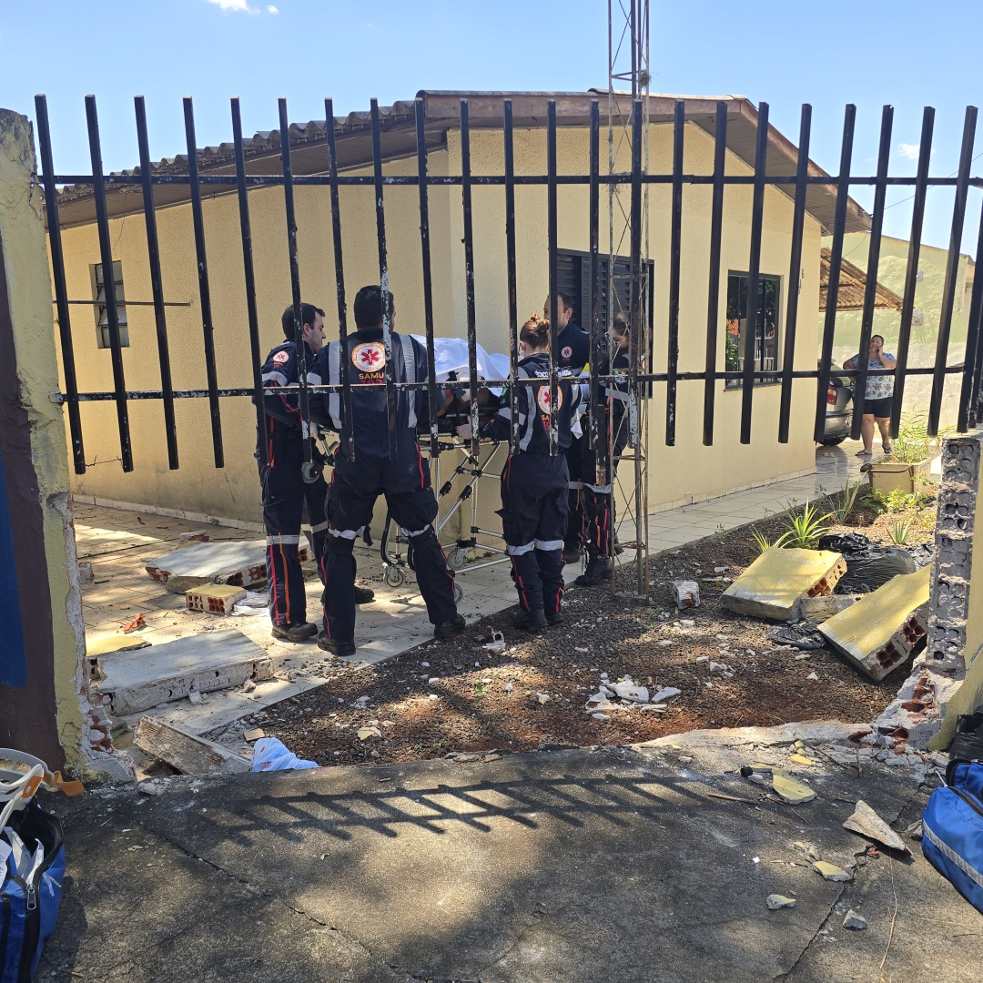 Motociclista é lançado contra muro e derruba estrutura após caminhão invadir preferencial em Maringá