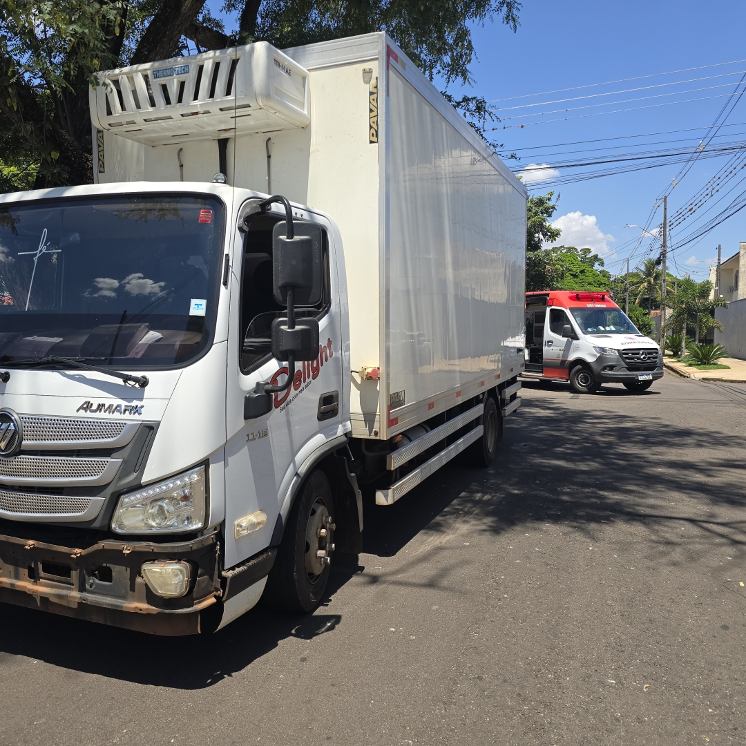 Motociclista é lançado contra muro e derruba estrutura após caminhão invadir preferencial em Maringá
