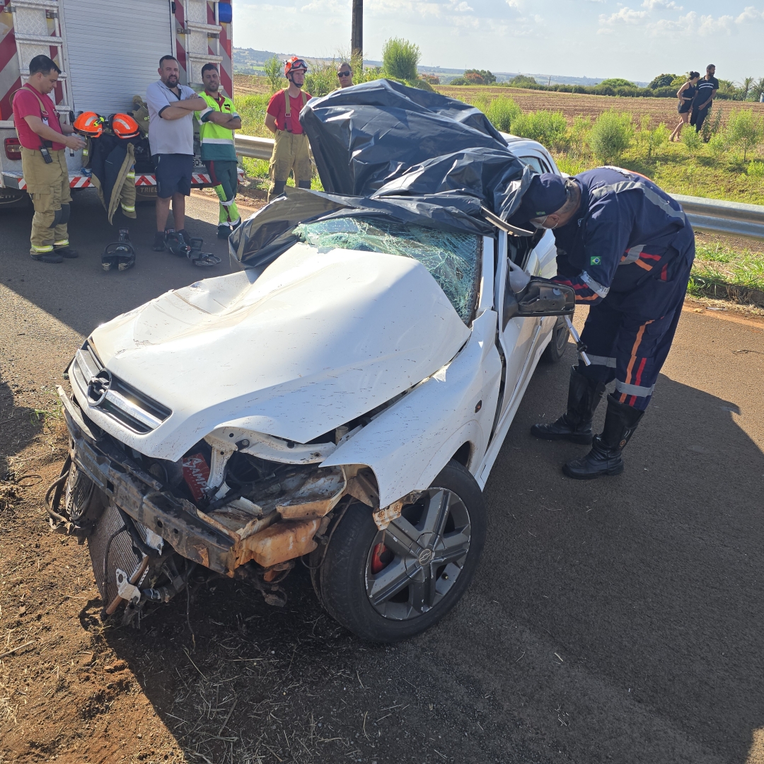 Batida entre carro e caminhonete na rodovia de Mandaguari deixa um morto e outro ferido
