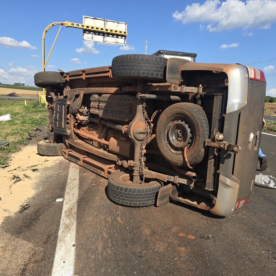 Batida entre carro e caminhonete na rodovia de Mandaguari deixa um morto e outro ferido
