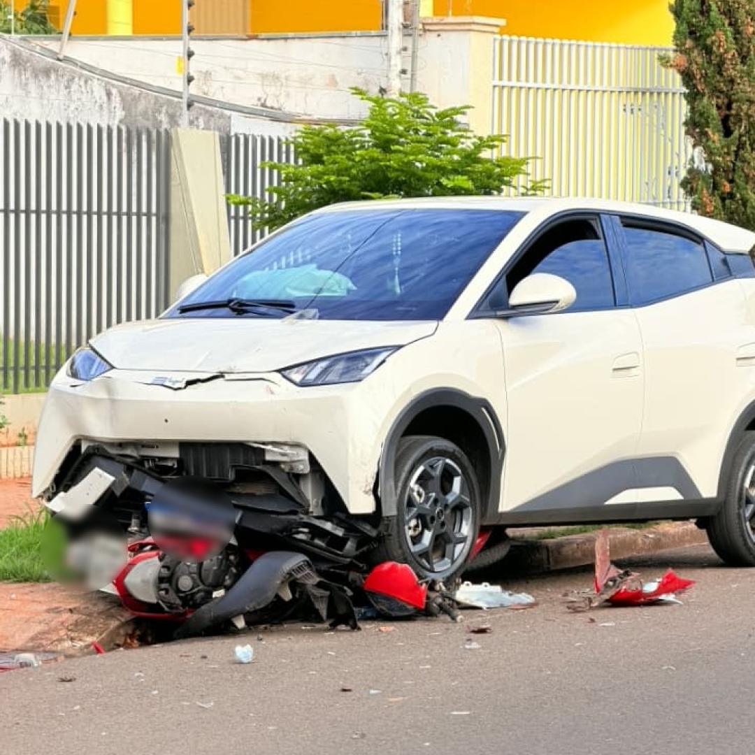 Moto fica debaixo de automóvel após colisão em cruzamento da zona 2