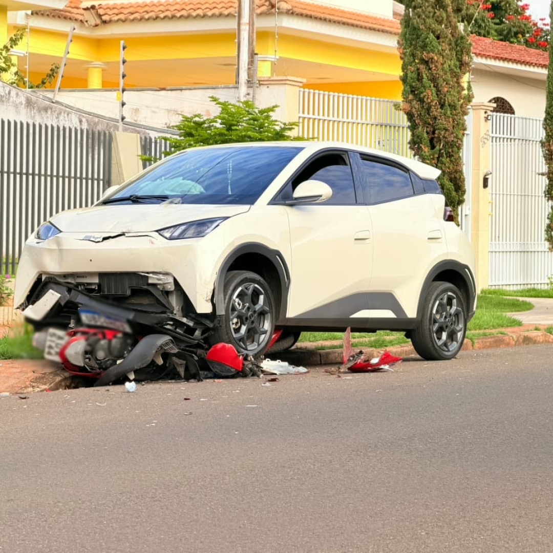 Moto fica debaixo de automóvel após colisão em cruzamento da zona 2