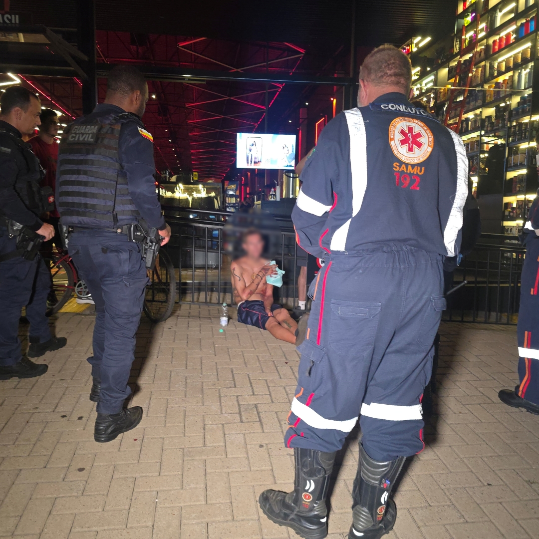 Rapaz é agredido e esfaqueado durante roubo em Maringá