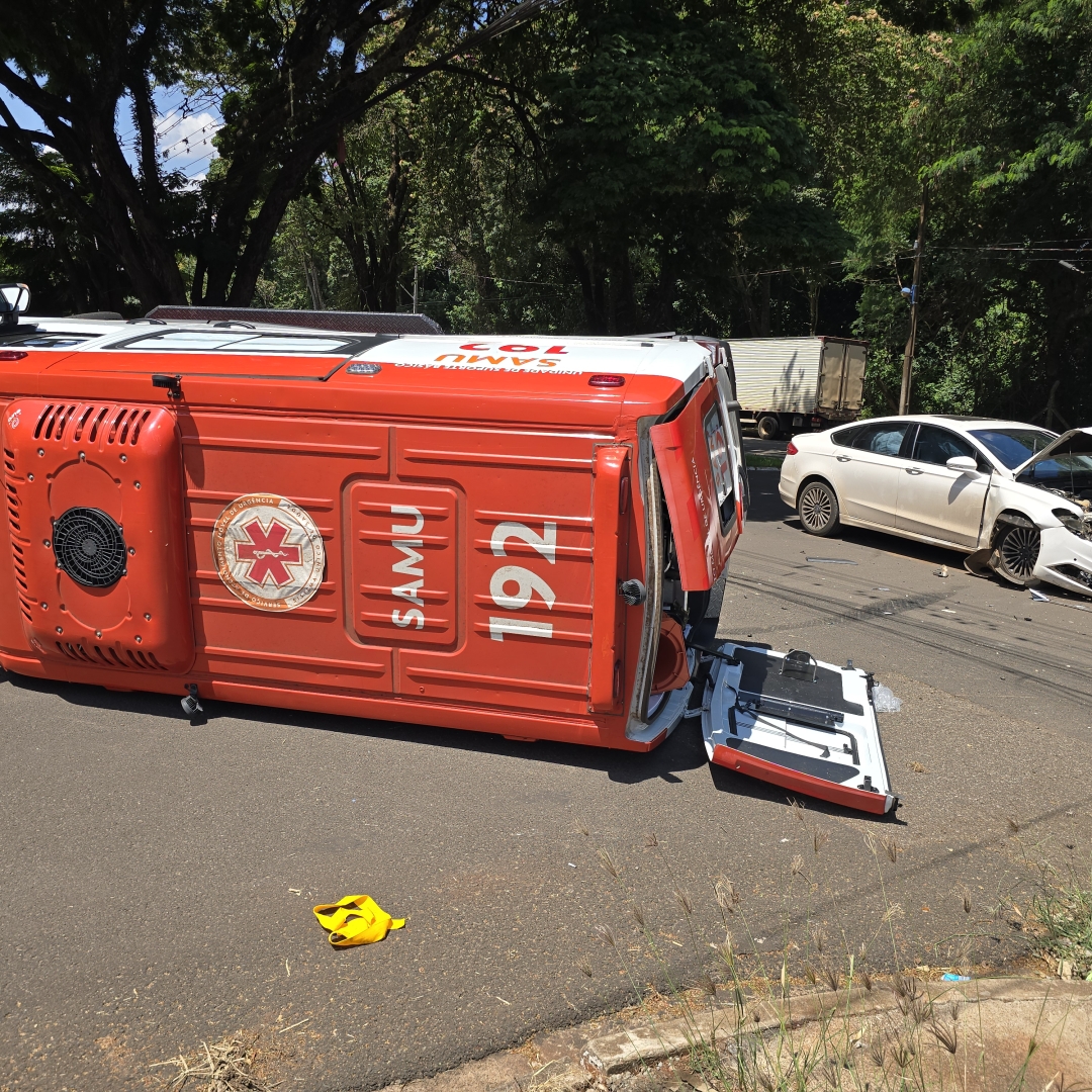 Ambulância do Samu tomba durante corrida contra o tempo para salvar paciente com câncer