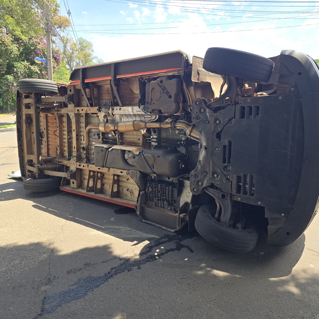Ambulância do Samu tomba durante corrida contra o tempo para salvar paciente com câncer