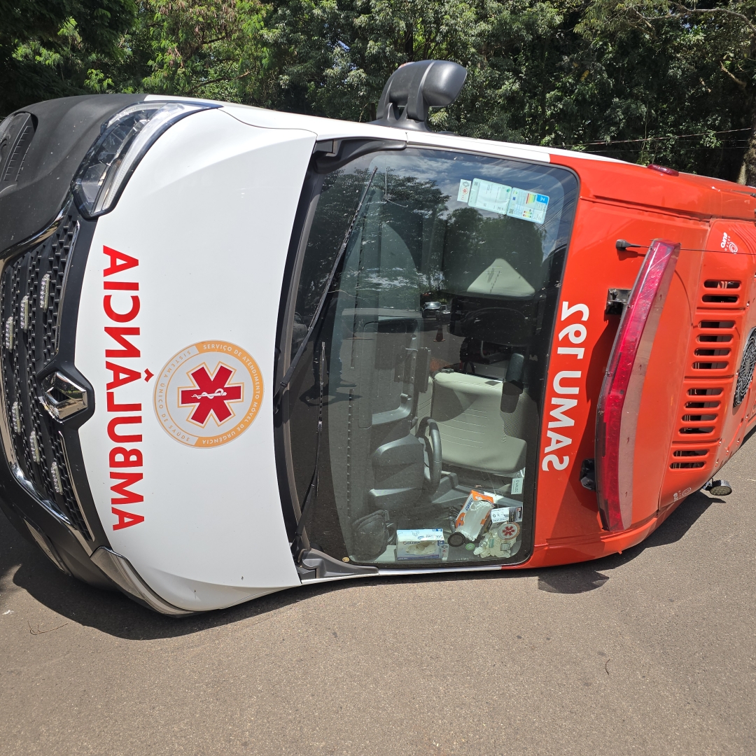 Ambulância do Samu tomba durante corrida contra o tempo para salvar paciente com câncer