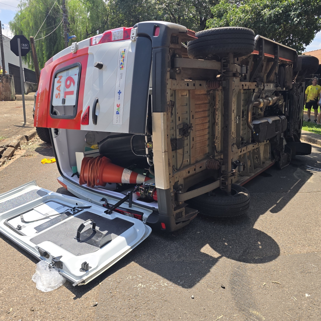 Ambulância do Samu tomba durante corrida contra o tempo para salvar paciente com câncer