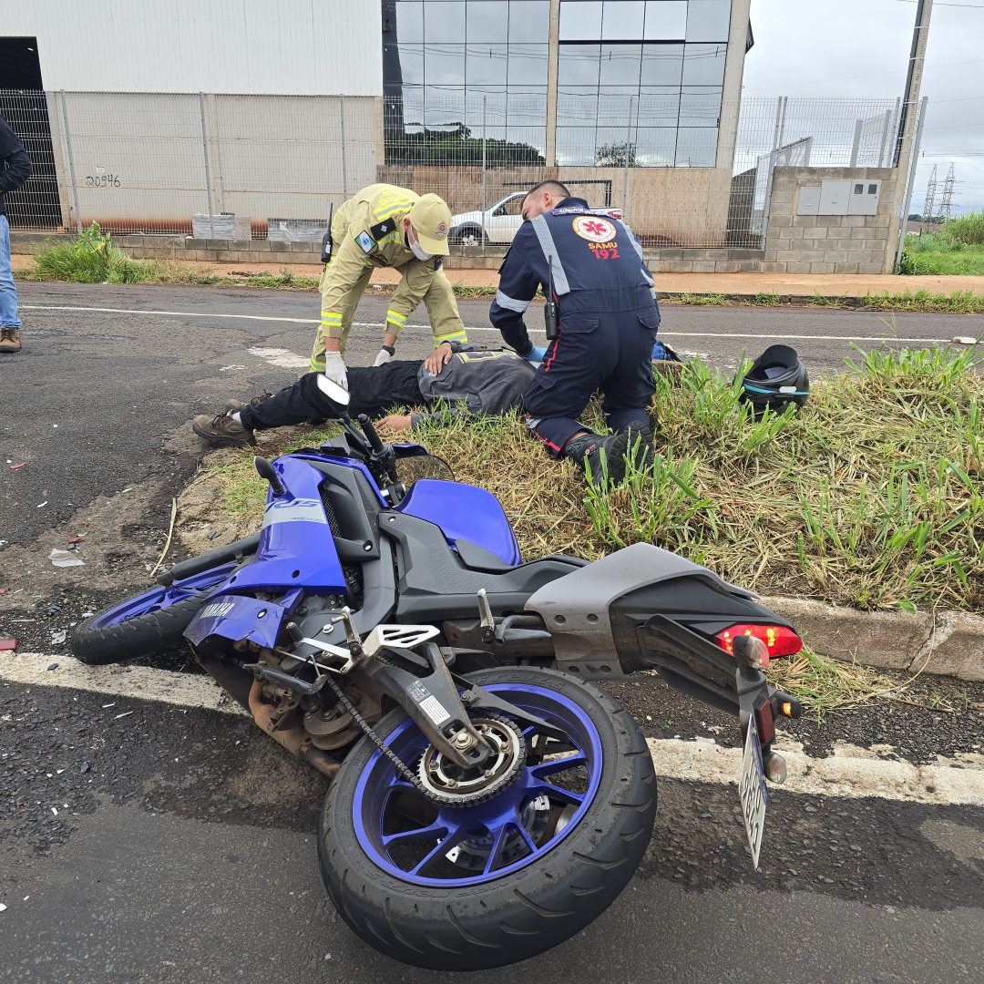 Motorista fecha moto, provoca acidente e foge sem prestar socorro 