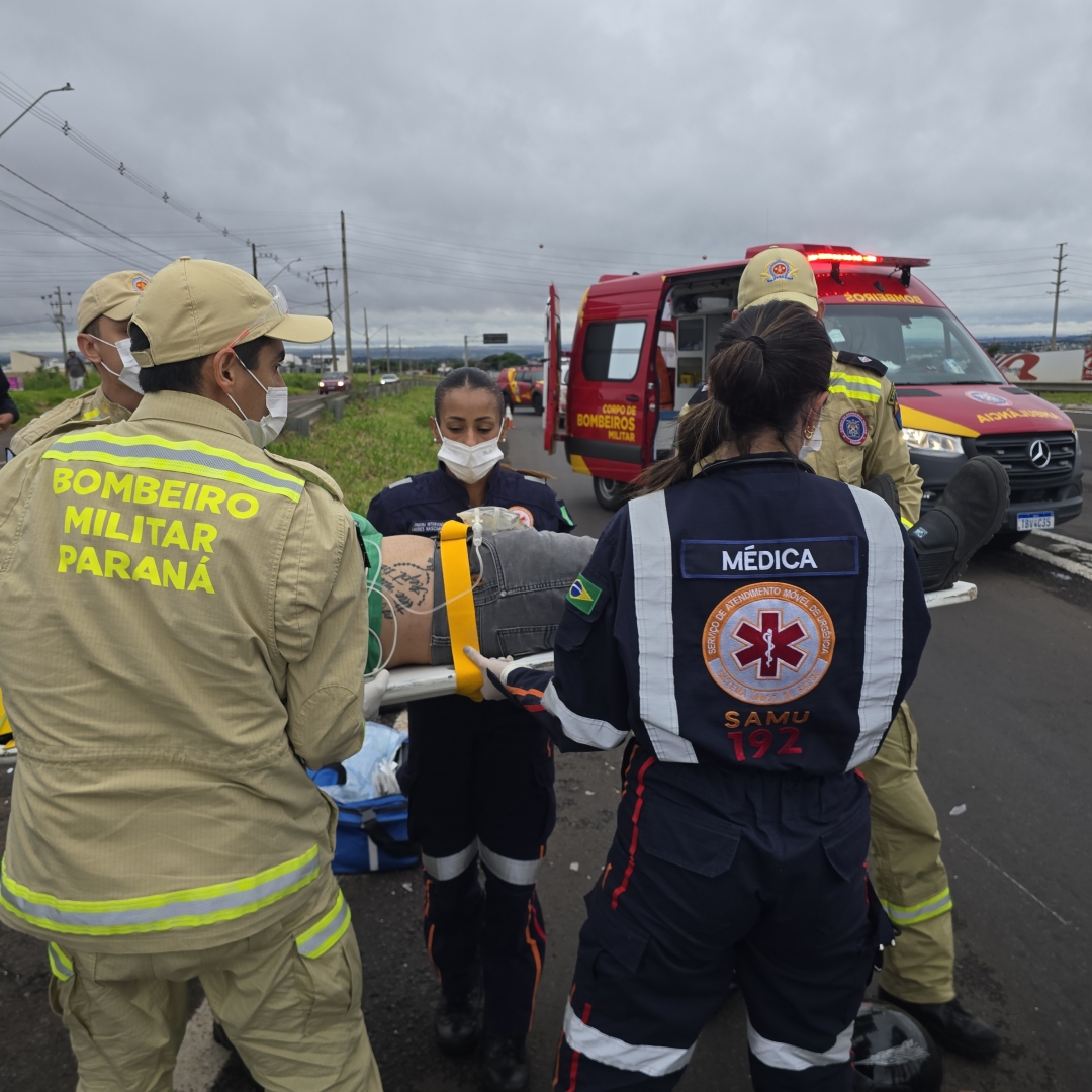 Motorista fecha moto, provoca acidente e foge sem prestar socorro 