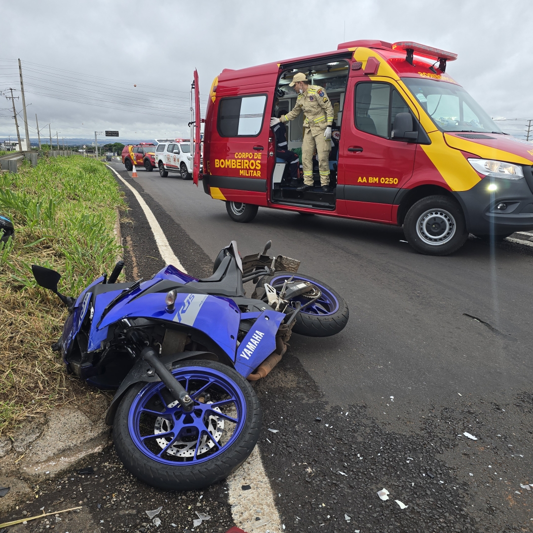 Motorista fecha moto, provoca acidente e foge sem prestar socorro 