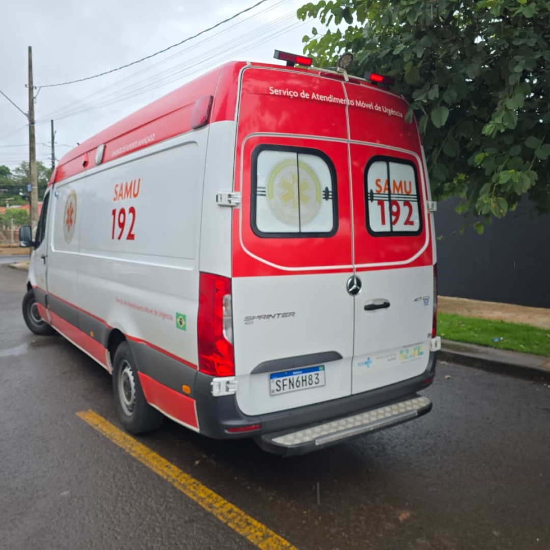 Motorista passa mal e colide contra árvore em Maringá