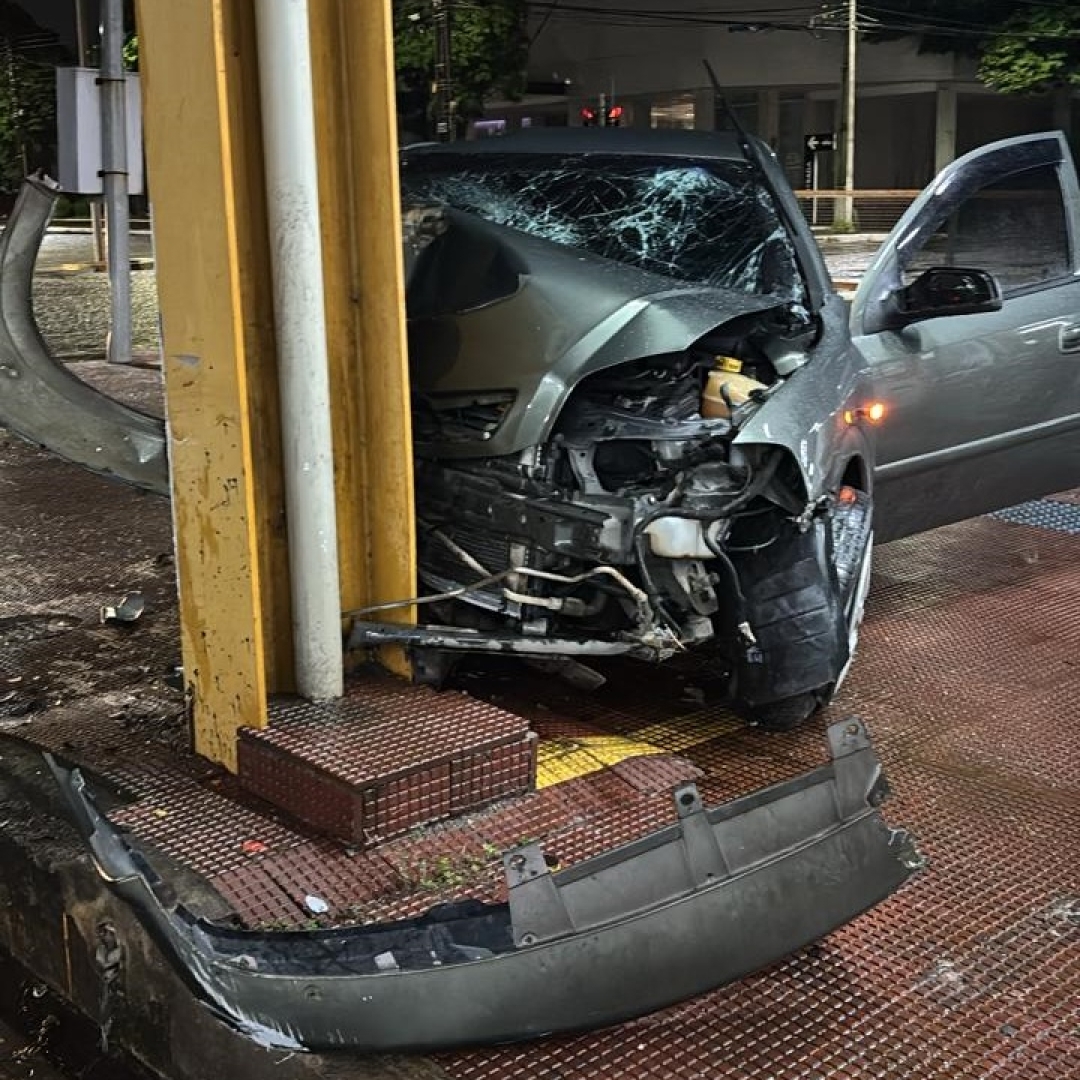 Motorista fica gravemente ferido ao se envolver em acidente na Avenida Morangueira