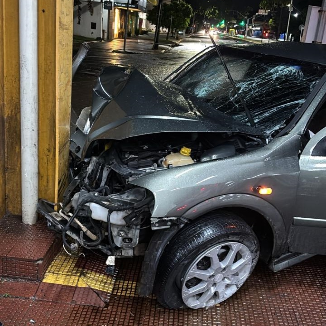Motorista fica gravemente ferido ao se envolver em acidente na Avenida Morangueira