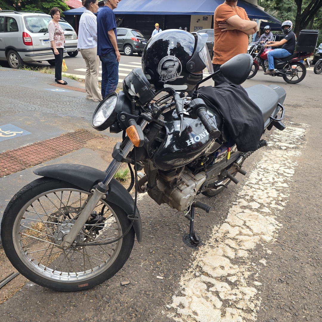 Mulher ao invadir preferencial provoca acidente grave em Maringá