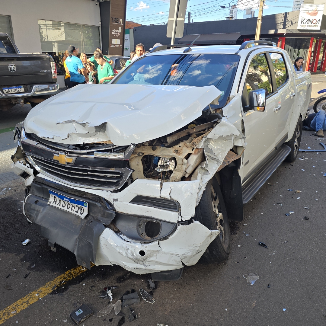 Mulher invade preferencial e provoca acidente grave em Maringá