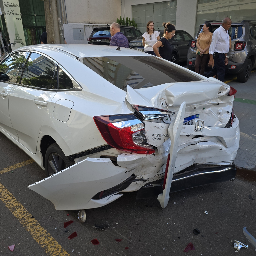 Mulher invade preferencial e provoca acidente grave em Maringá