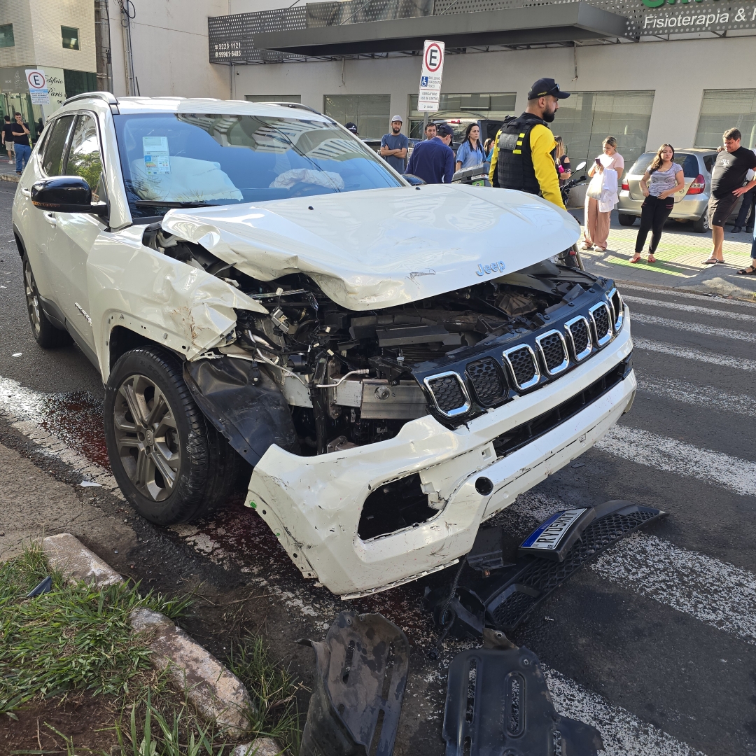 Mulher invade preferencial e provoca acidente grave em Maringá