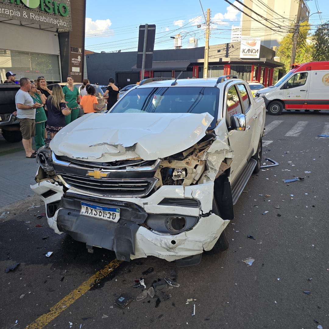 Mulher invade preferencial e provoca acidente grave em Maringá