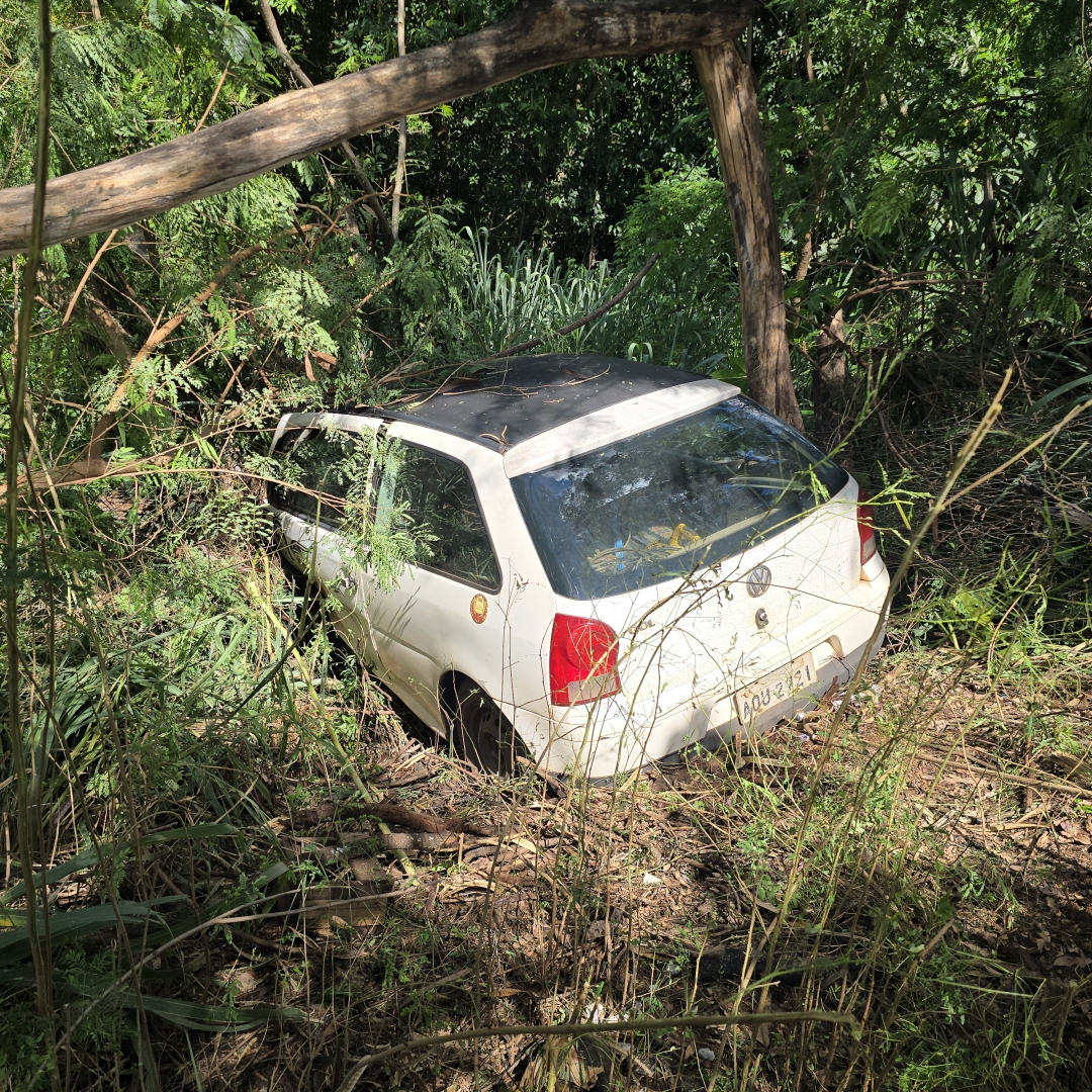 Motorista perde controle, atravessa rua e cai em fundo de vale em Maringá