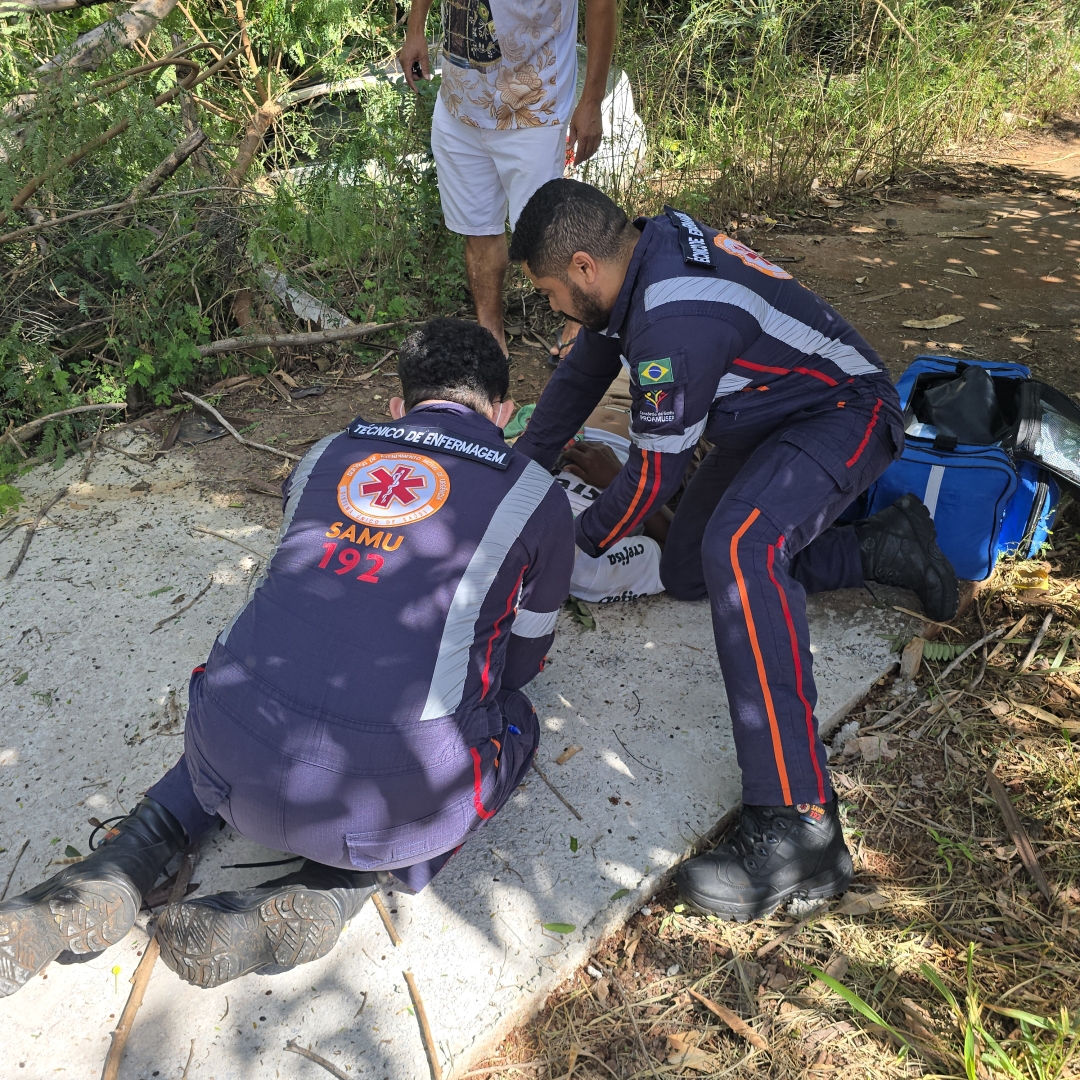 Motorista perde controle, atravessa rua e cai em fundo de vale em Maringá