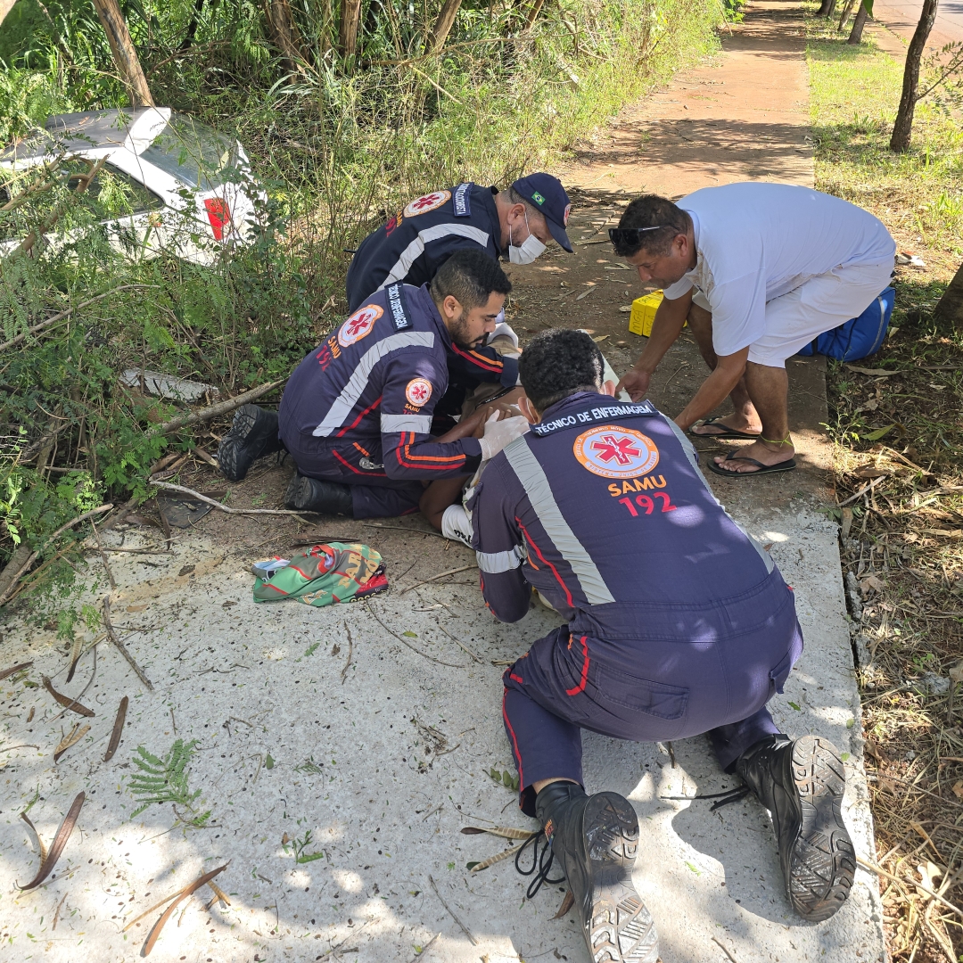 Motorista perde controle, atravessa rua e cai em fundo de vale em Maringá