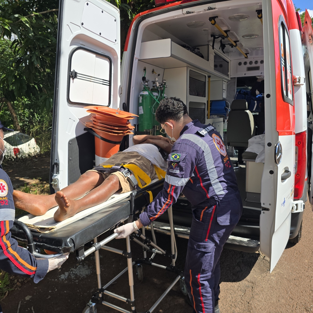 Motorista perde controle, atravessa rua e cai em fundo de vale em Maringá