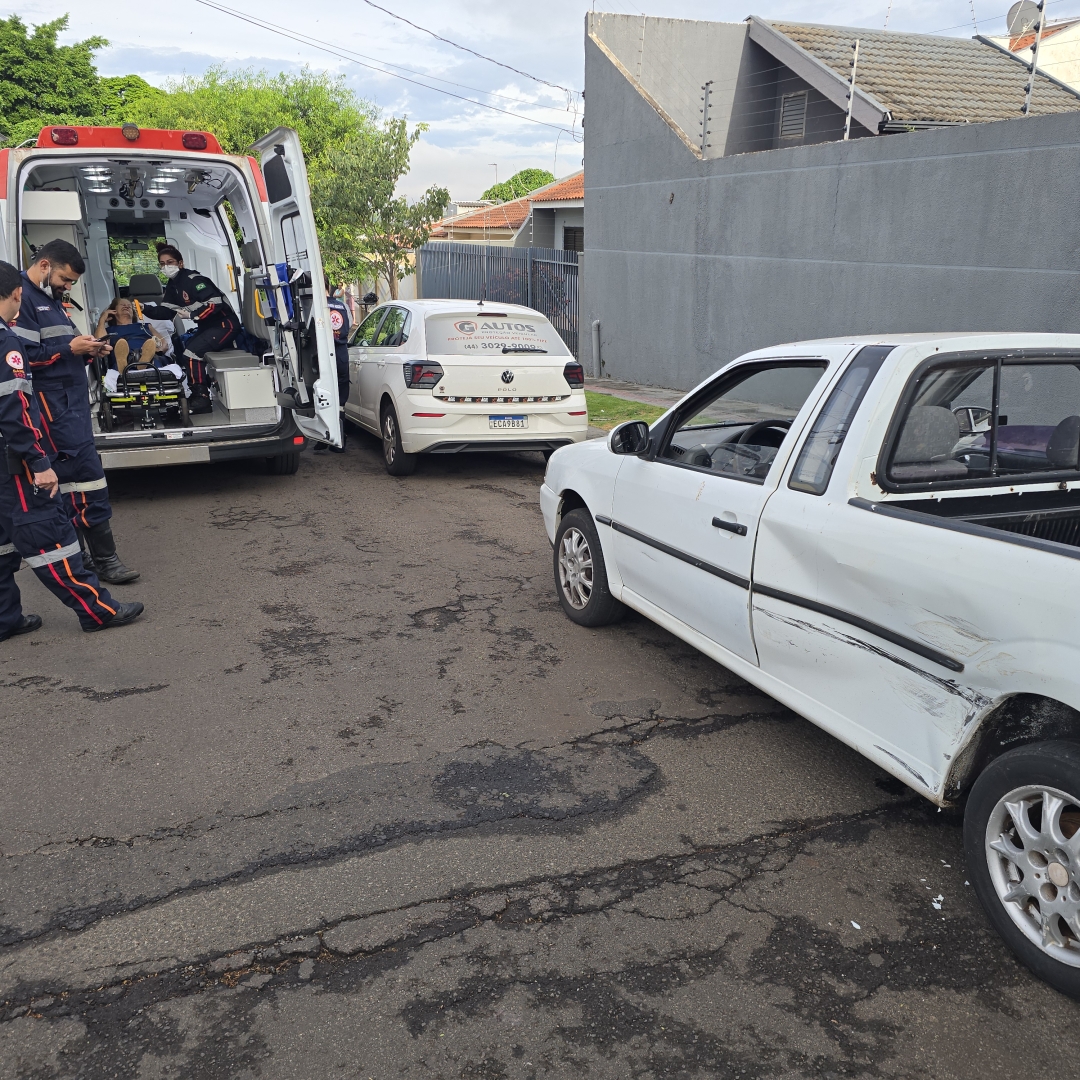 Idosa de 86 anos é socorrida após motorista invadir preferencial