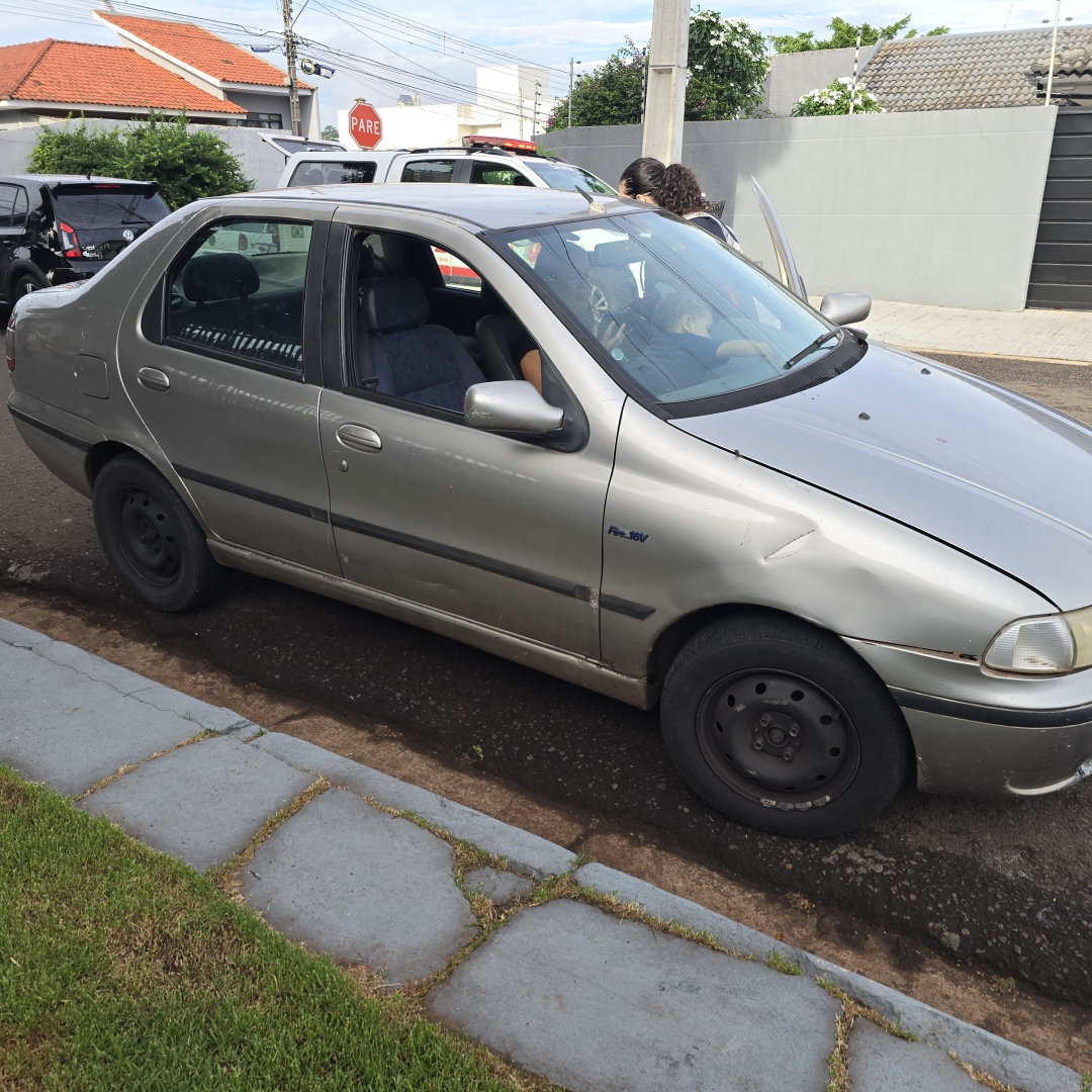Idosa de 86 anos é socorrida após motorista invadir preferencial