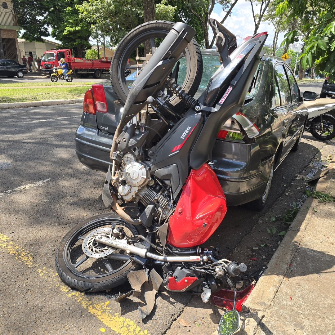 Colisão violenta lança casal de moto contra calçada e deixa mulher ferida em Maringá