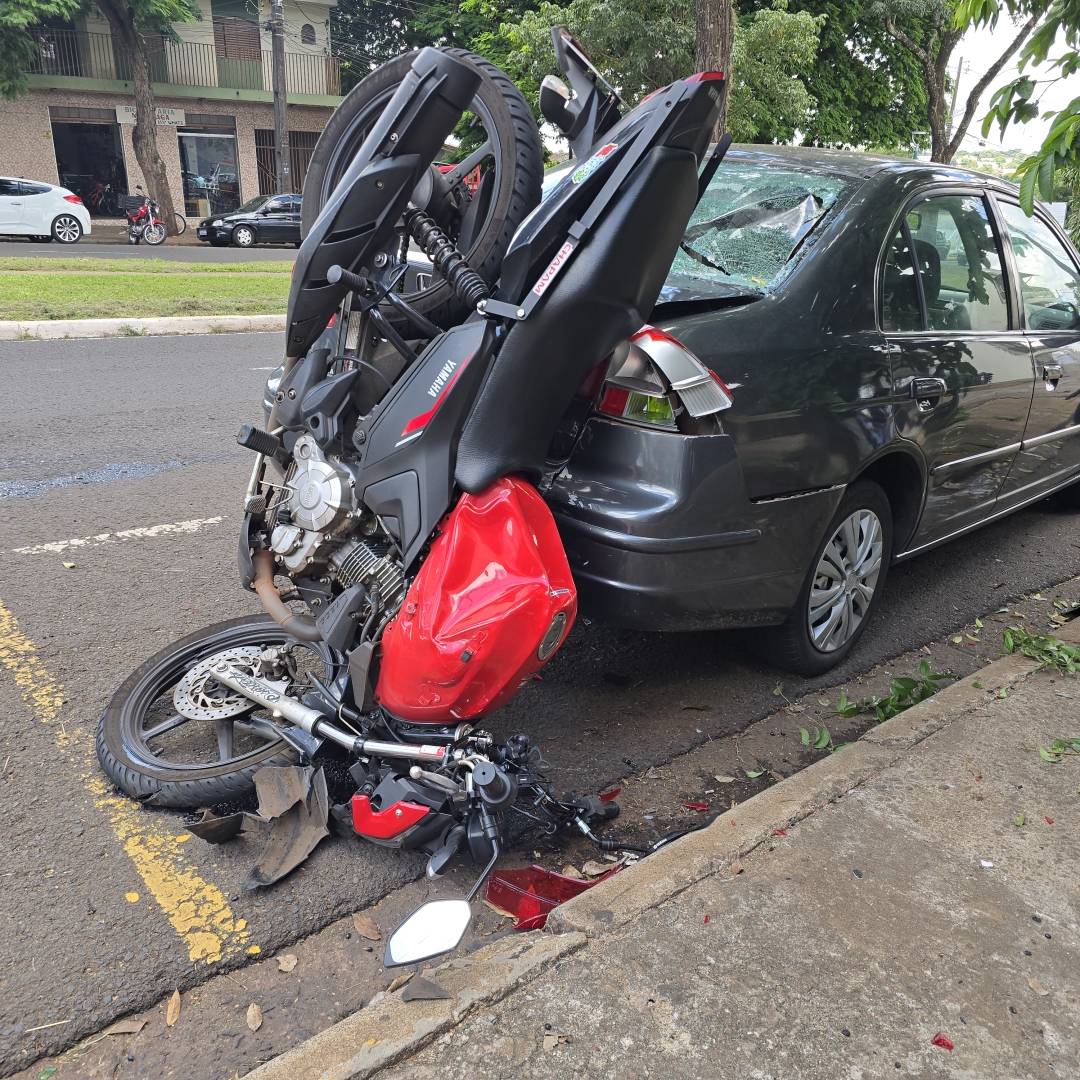 Colisão violenta lança casal de moto contra calçada e deixa mulher ferida em Maringá
