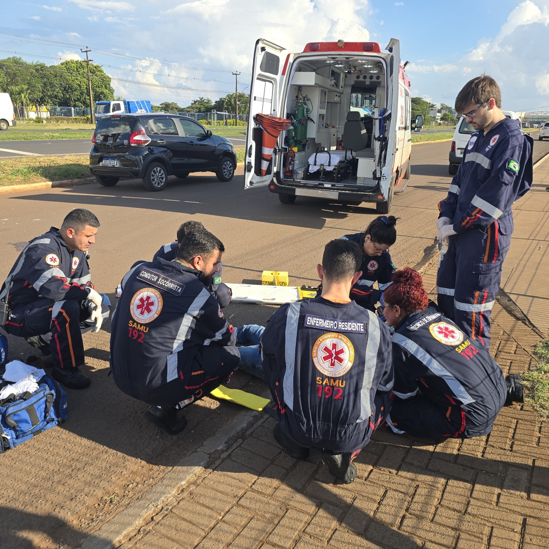Homem sofre fratura grave ao ser atropelado por carro na frente de shopping atacadista