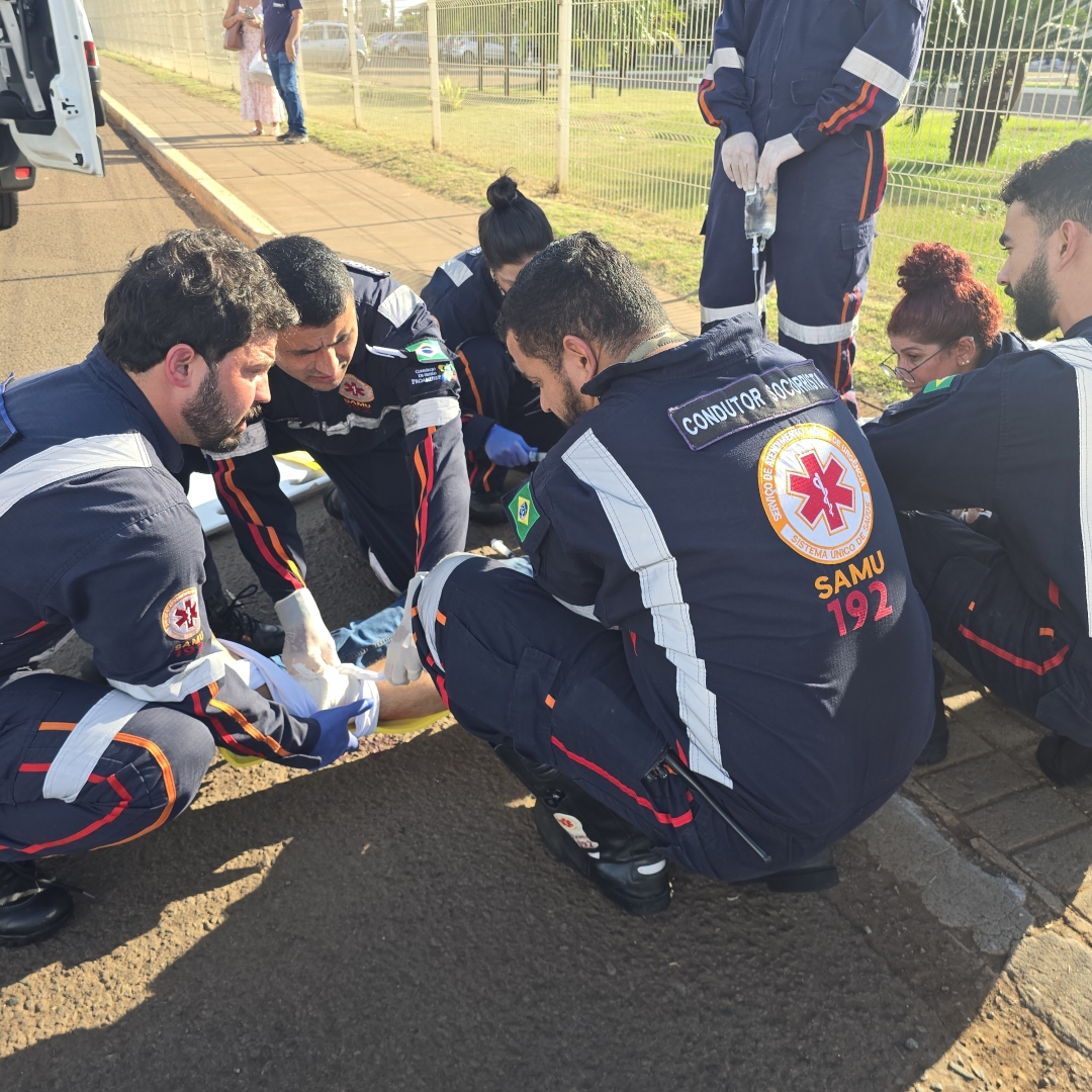 Homem sofre fratura grave ao ser atropelado por carro na frente de shopping atacadista