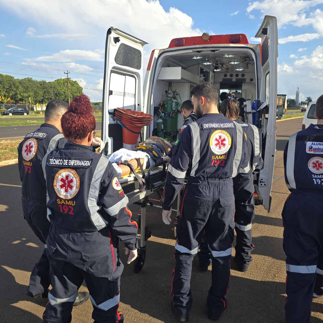 Homem sofre fratura grave ao ser atropelado por carro na frente de shopping atacadista