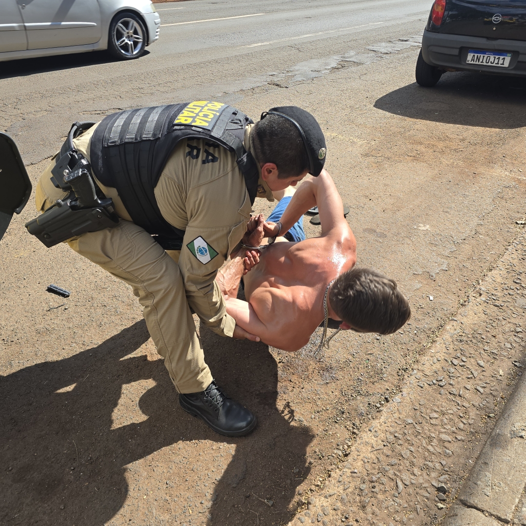 Polícia Militar apreende duas armas durante abordagem a veículo na Avenida Colombo, em Maringá