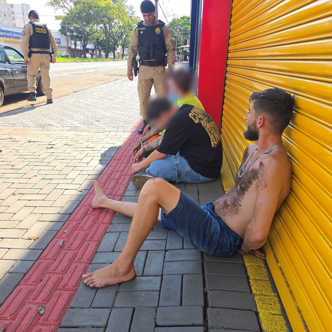 Polícia Militar apreende duas armas durante abordagem a veículo na Avenida Colombo, em Maringá