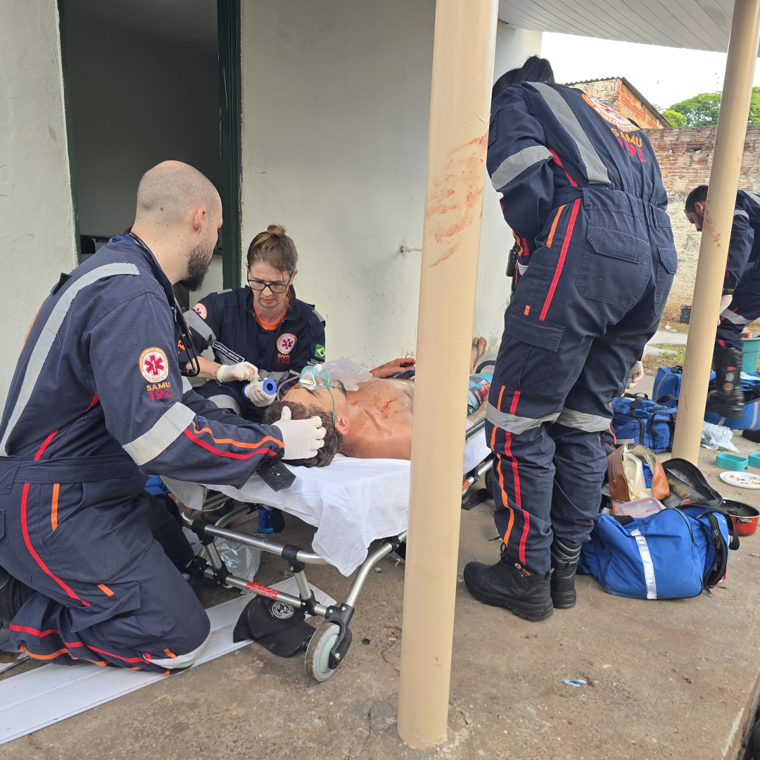 Briga em pensionato termina com homem gravemente ferido a facadas