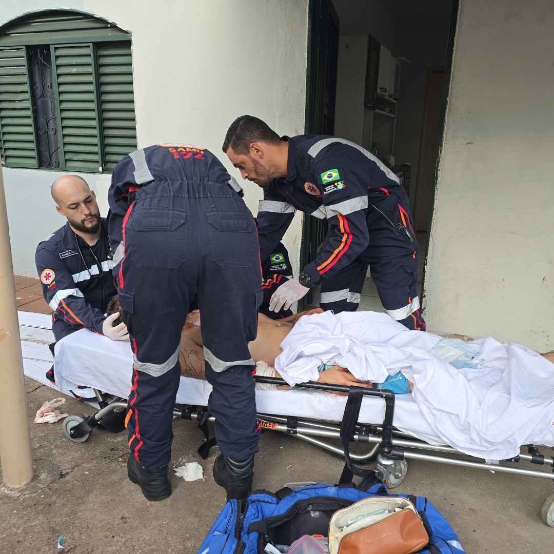 Briga em pensionato termina com homem gravemente ferido a facadas