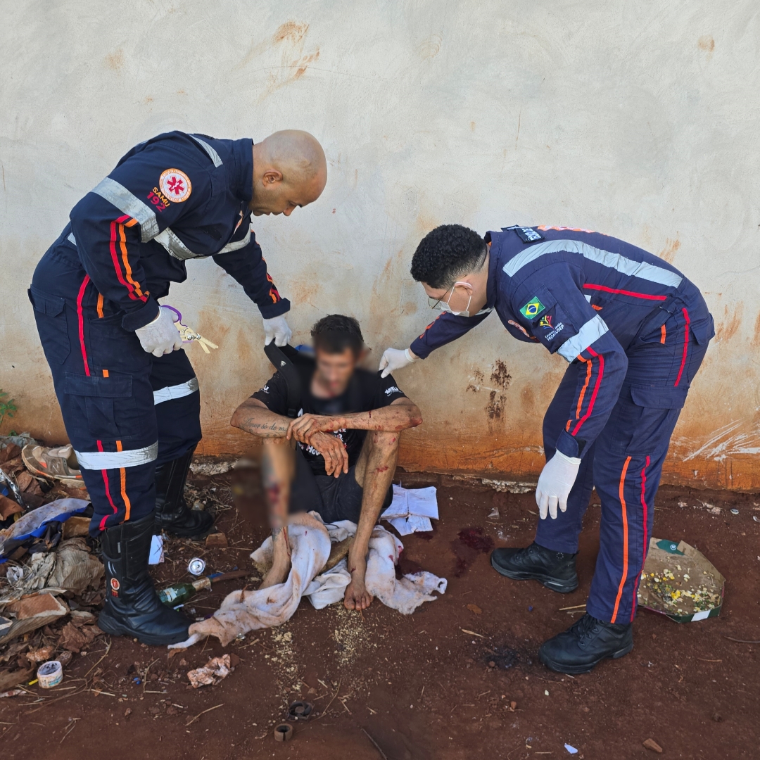 Homem sofre quatro facadas após briga em terreno baldio na Vila Vardelina