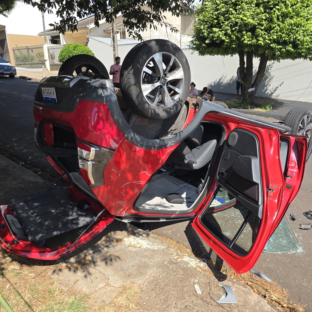 Invasão de preferencial provoca capotamento e mobiliza equipes de resgate