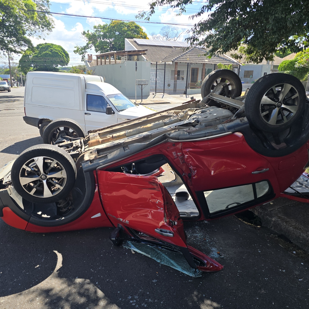 Invasão de preferencial provoca capotamento e mobiliza equipes de resgate