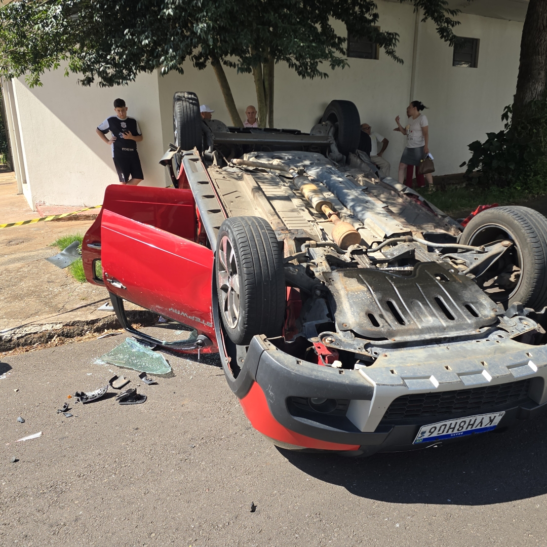 Invasão de preferencial provoca capotamento e mobiliza equipes de resgate