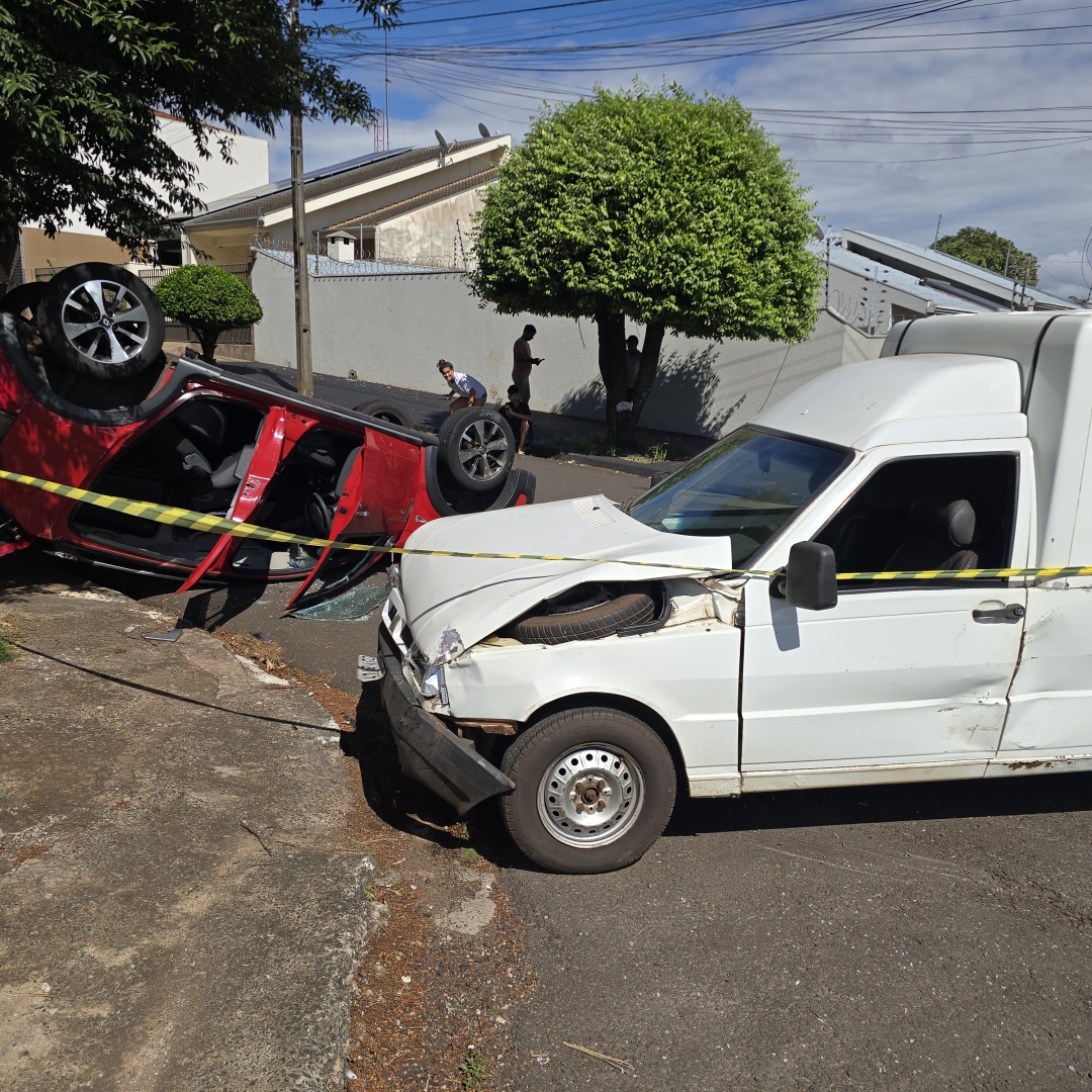 Invasão de preferencial provoca capotamento e mobiliza equipes de resgate