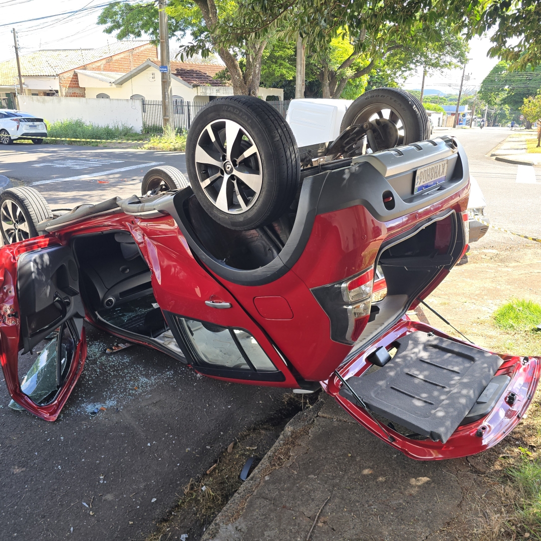Invasão de preferencial provoca capotamento e mobiliza equipes de resgate
