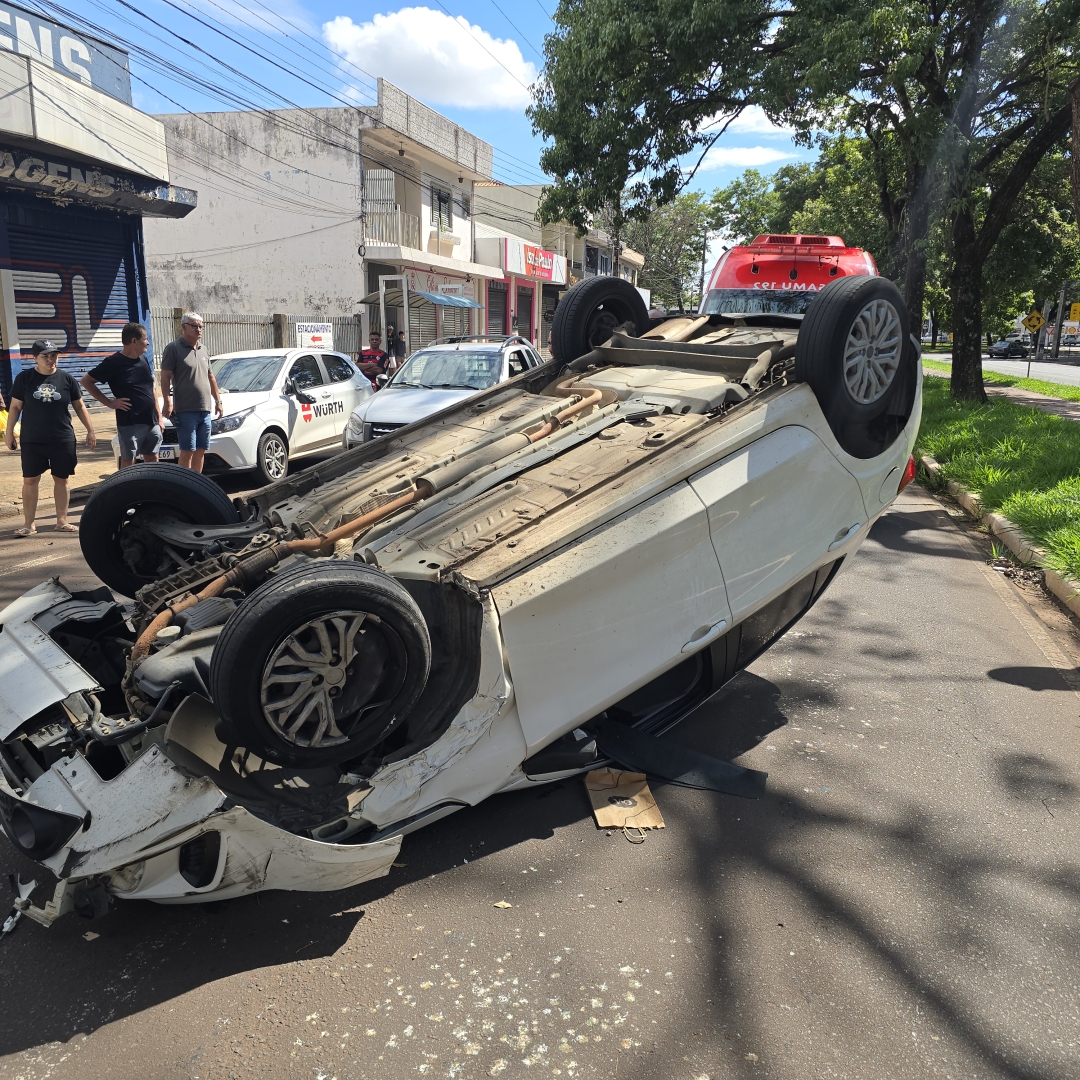 Acidente com capotamento mobiliza equipes de resgate no Jardim Alvorada