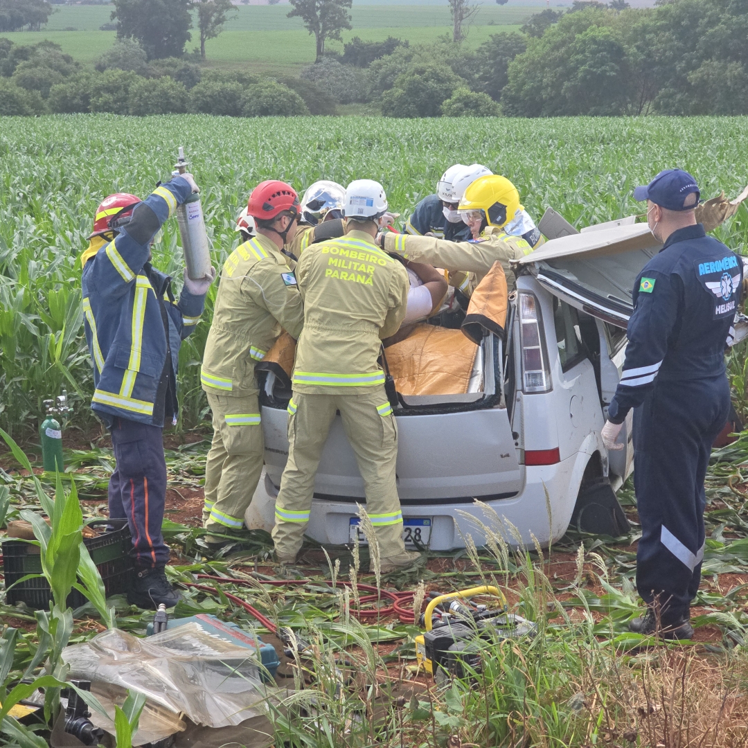 Homem sofre trauma de crânio após carro capotar várias vezes na PR-317